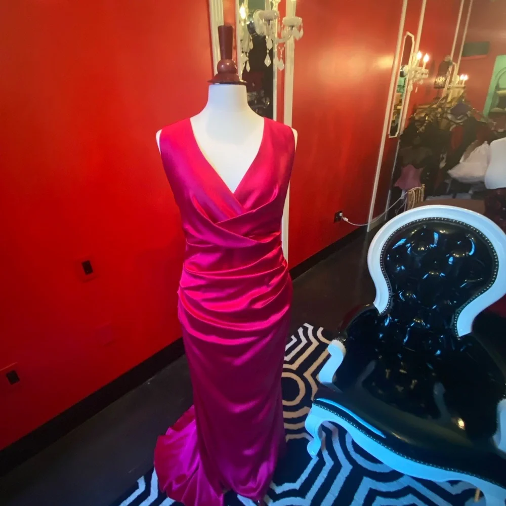 Talbot Runhof Barbie pink, fuchsia evening gown in duchesse satin.  SZ 14/44. - Picture 8 of 13